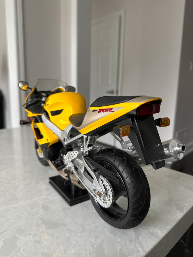 New-Ray 1/6 scale yellow Honda CBR929RR Fireblade diecast model - photo 3