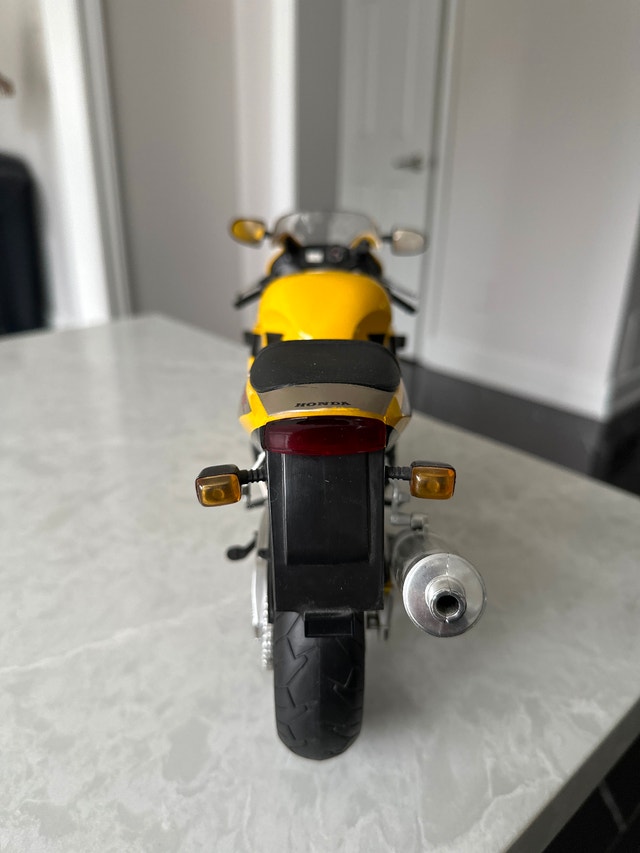 New-Ray 1/6 scale yellow Honda CBR929RR Fireblade diecast model - photo 4