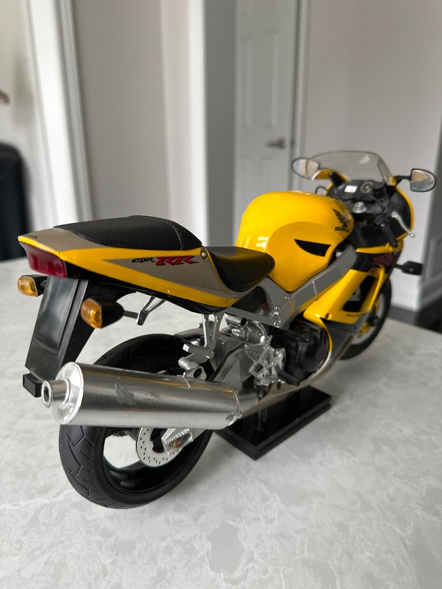 New-Ray 1/6 scale yellow Honda CBR929RR Fireblade diecast model - photo 5