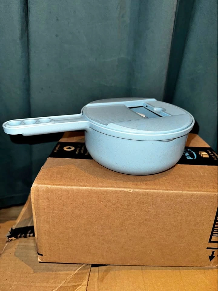 Versatile manual vegetable slicer with 5 blades