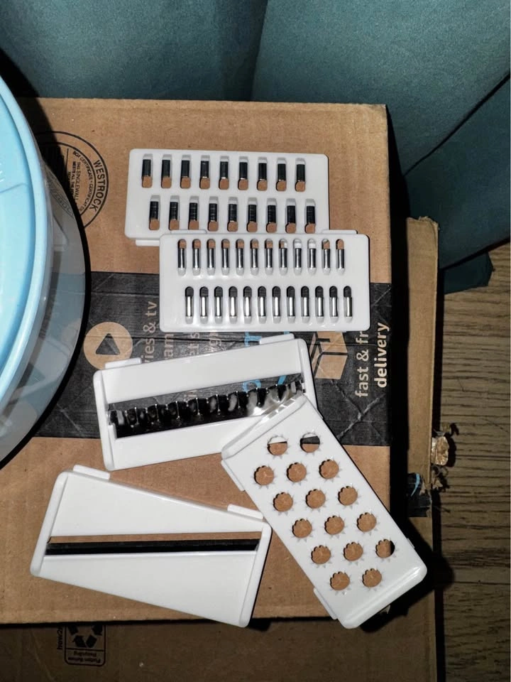 Versatile manual vegetable slicer with 5 blades - photo 3