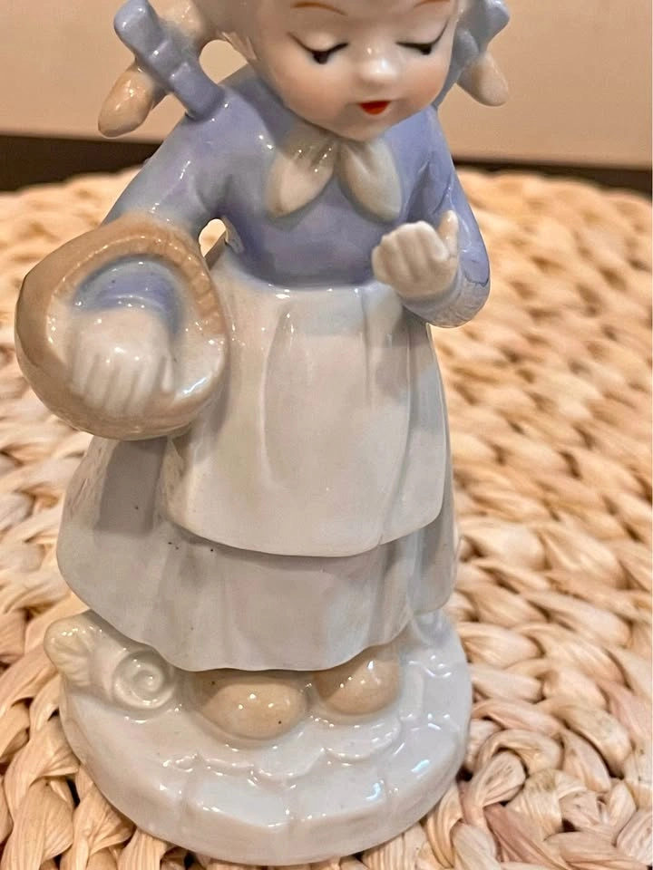Rarer Vintage Porcelain Figurine Young Girl 5” Made In Korea - photo 4