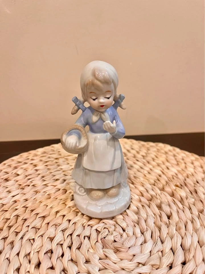 Rarer Vintage Porcelain Figurine Young Girl 5” Made In Korea - photo 5