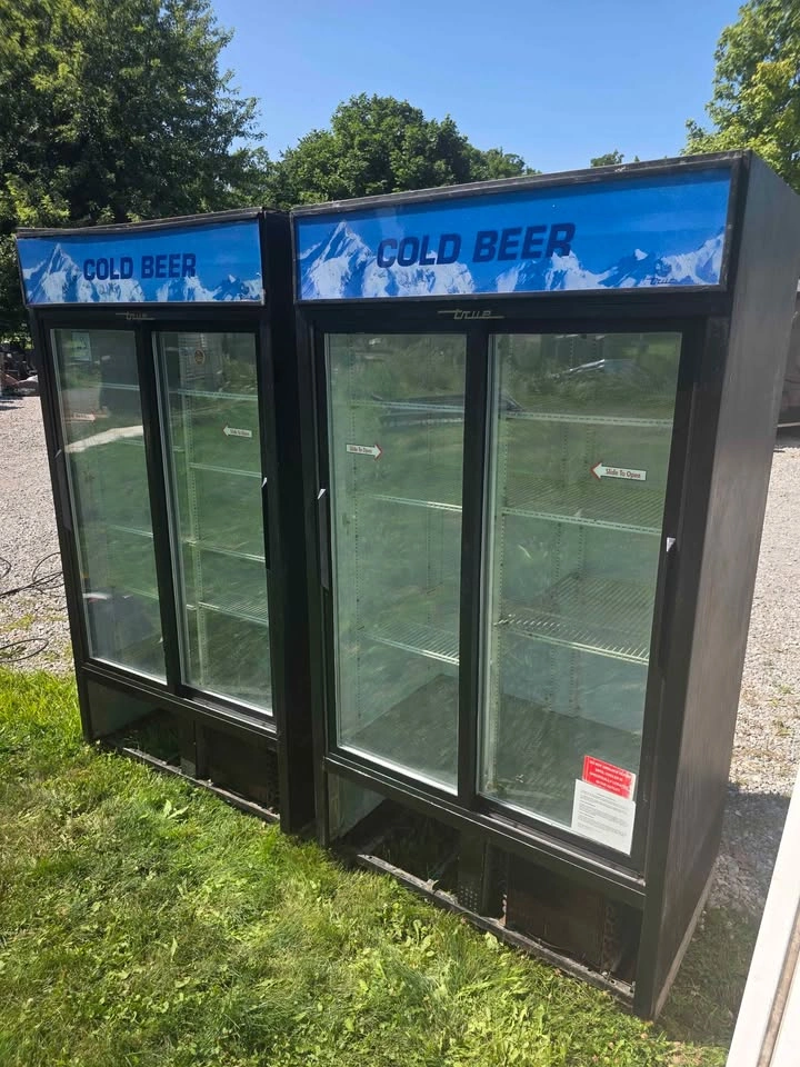 True Commercial 2-Door Glass Merchandiser Refrigerator - photo 2