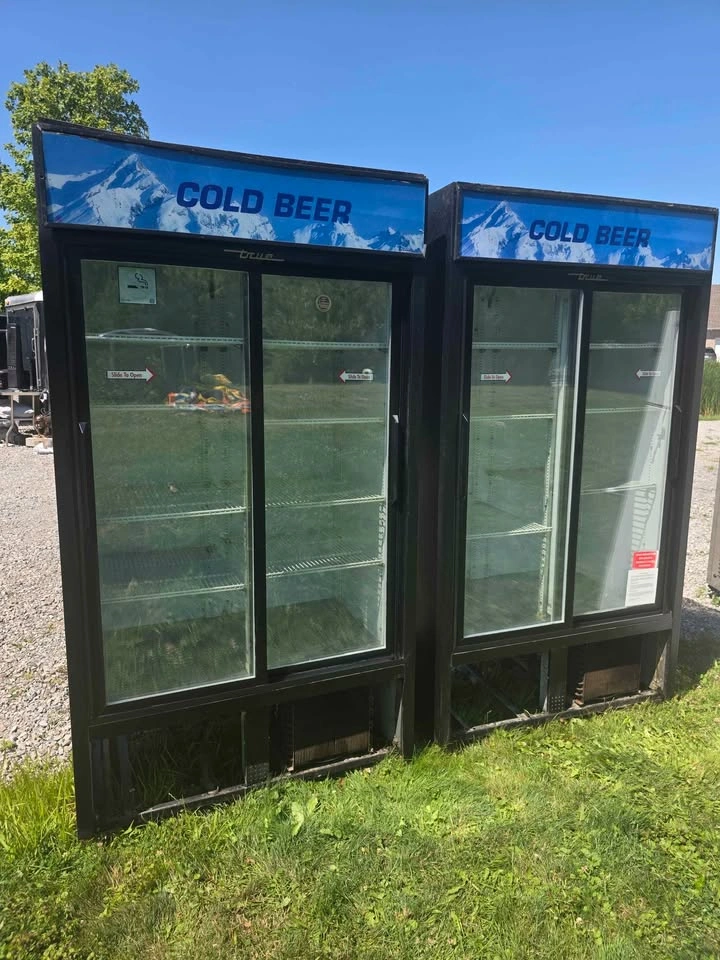 True Commercial 2-Door Glass Merchandiser Refrigerator - photo 3
