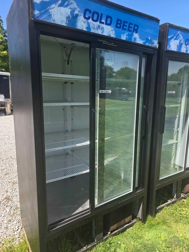 True Commercial 2-Door Glass Merchandiser Refrigerator - photo 4