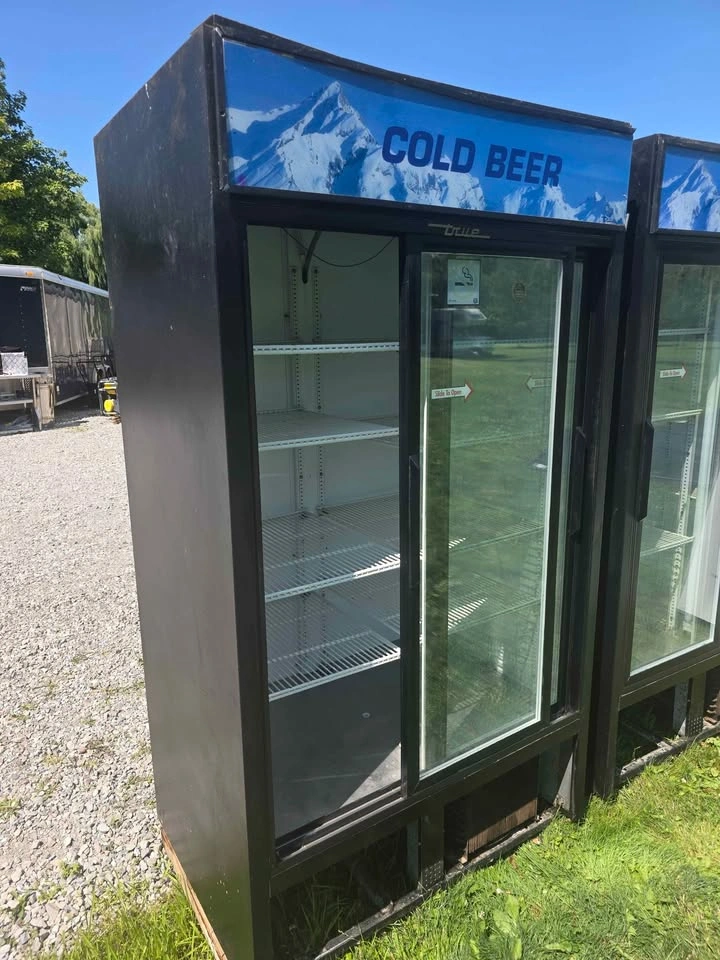 True Commercial 2-Door Glass Merchandiser Refrigerator - photo 5