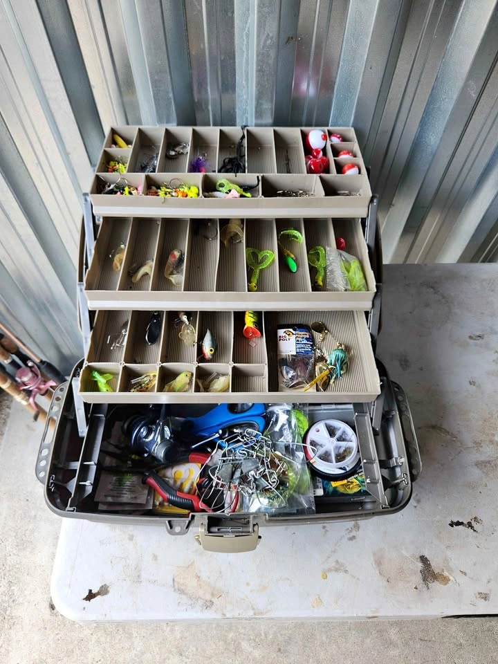 🇨🇦  Bass fishing tackle box