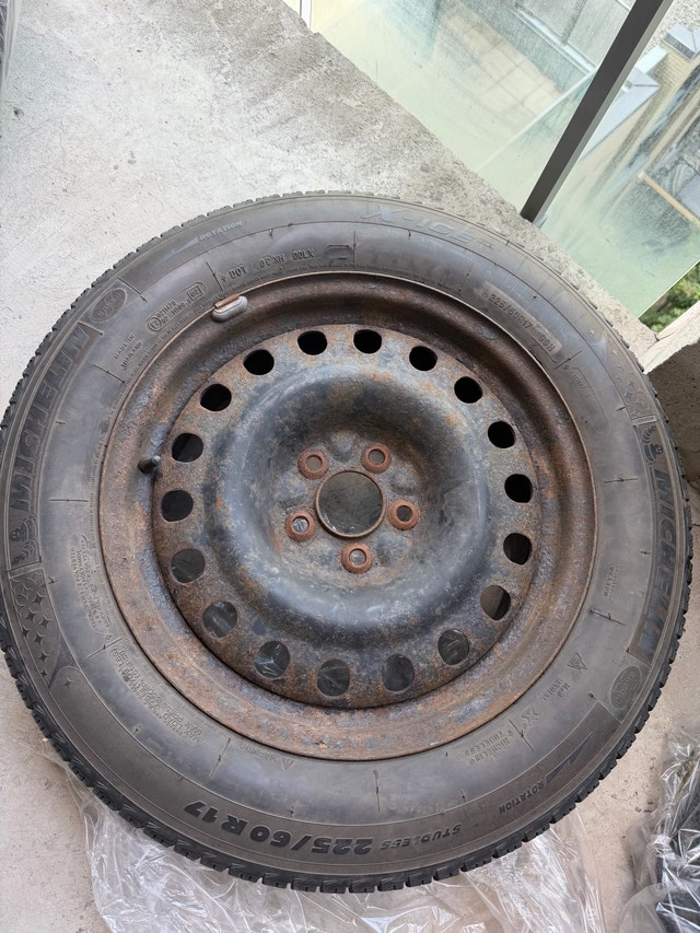 Michelin225/60 R17 winter tires with rims (only 2) + rims covers - photo 2