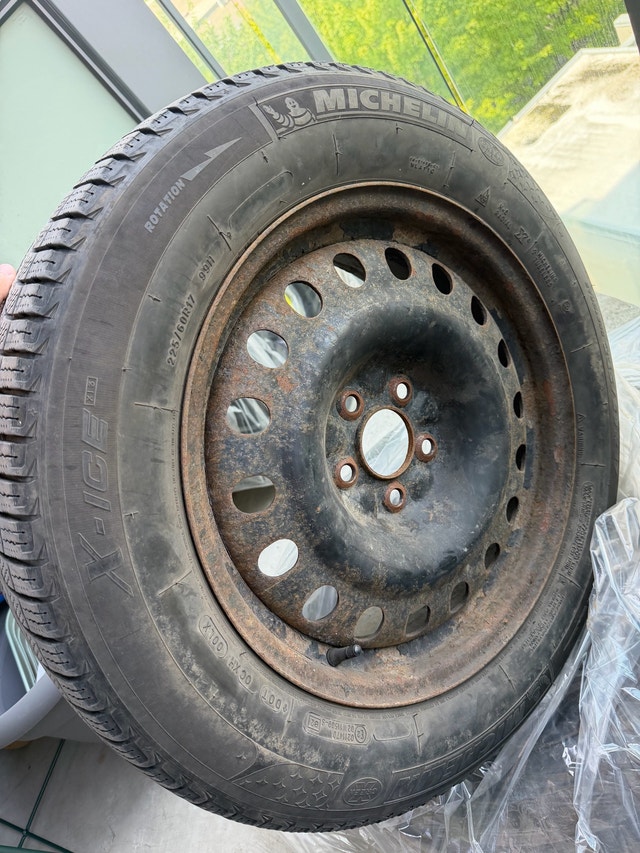Michelin225/60 R17 winter tires with rims (only 2) + rims covers - photo 3
