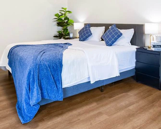 King Bed with mattress - photo 2