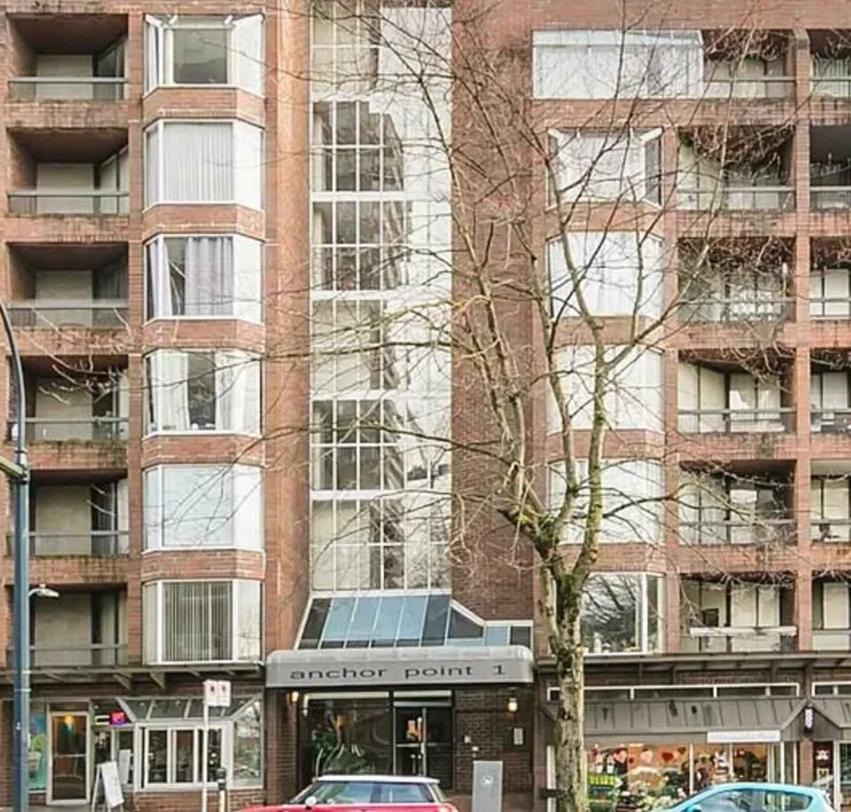 1 Bed 1 Bath - Apartment - photo 2