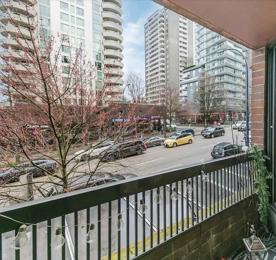 1 Bed 1 Bath - Apartment - photo 4