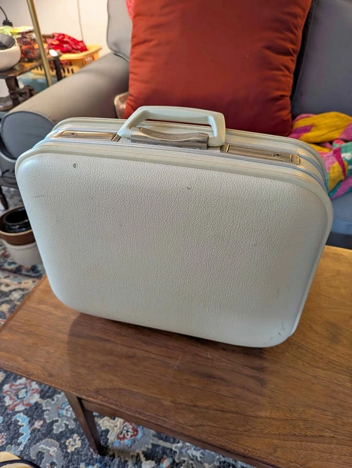 Small vintage travel case