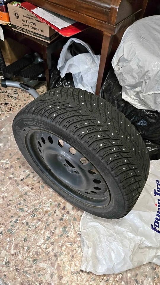 Nokian Hakkapeliitta 8 225/50R18 Studded Winter Tire