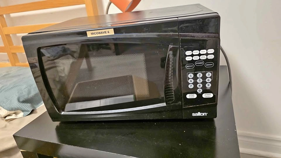 Salton Microwave – Great Working Condition | Black