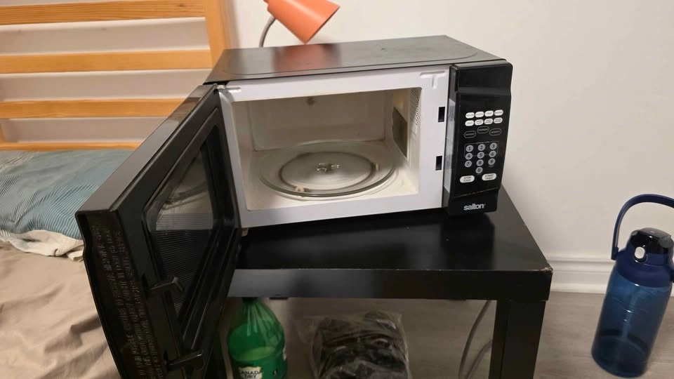 Salton Microwave – Great Working Condition | Black - photo 2