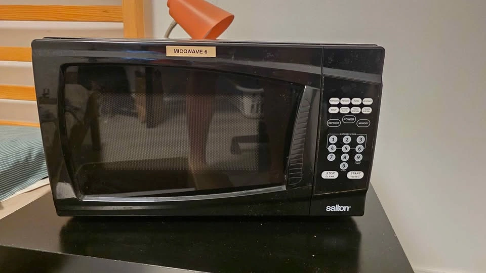 Salton Microwave – Great Working Condition | Black - photo 3
