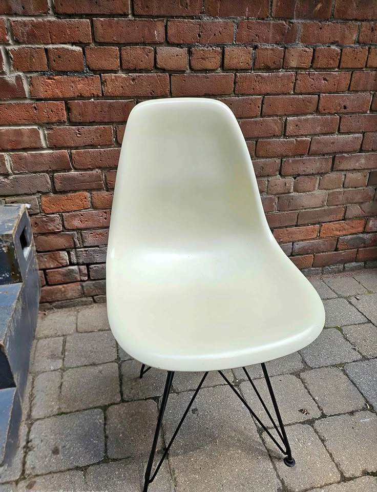 Off-White Fiberglass Shell Chair - Mid-Century Modern Design
