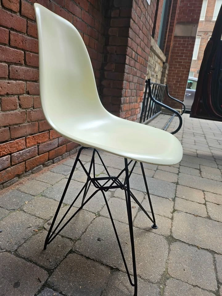 Off-White Fiberglass Shell Chair - Mid-Century Modern Design - photo 2