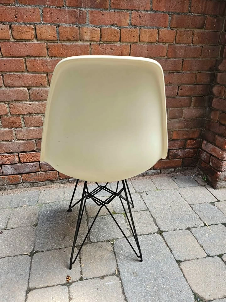 Off-White Fiberglass Shell Chair - Mid-Century Modern Design - photo 3