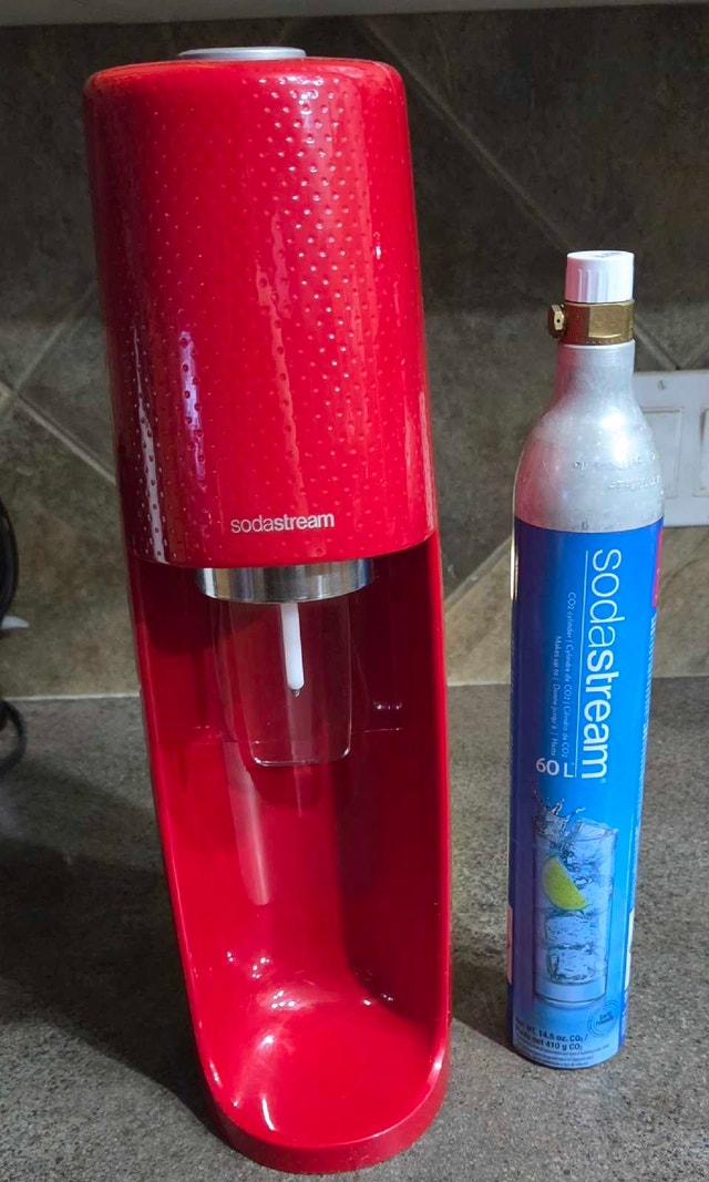 SodaStream Fizzi Sparkling H2O Maker, 2 - 60L CO2 Cyl, 2 bottles