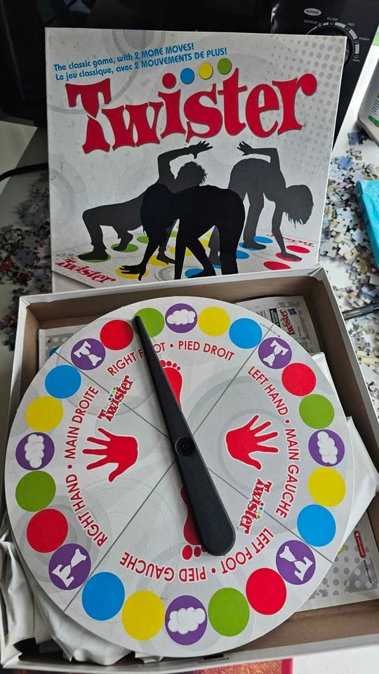 Hasbro Twister Game - photo 2