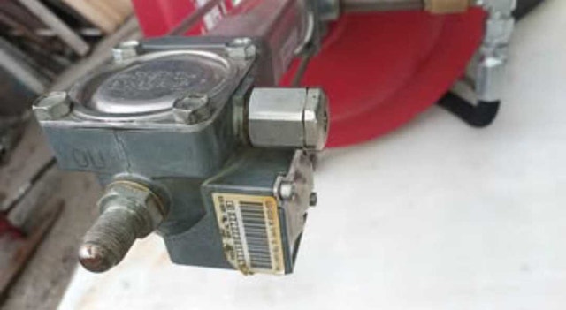 The Lincoln Model 282396 air-operated oil stub pump - photo 4