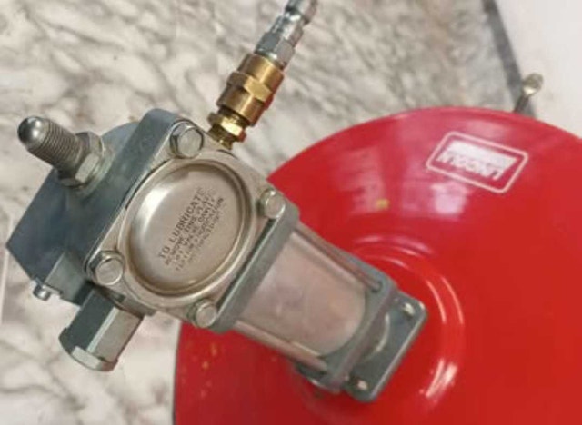 Lincoln industrial pneumatic air-operated grease pump - photo 2