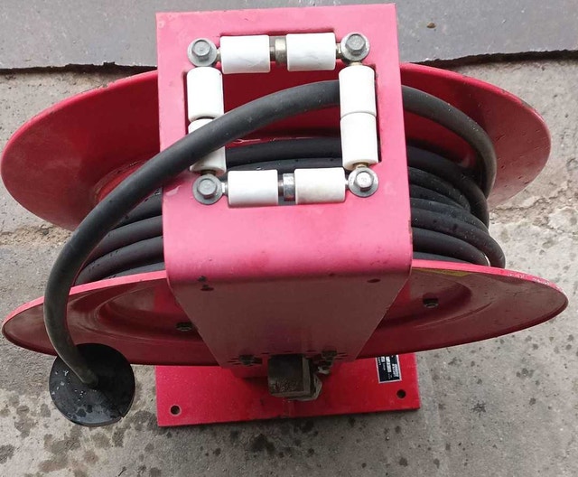Lincoln Lubreel Model 84690 with 40ft of hose - photo 2