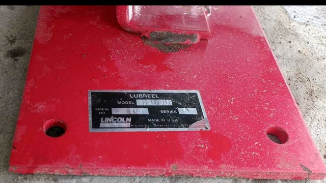 Lincoln Lubreel Model 84690 with 40ft of hose - photo 3