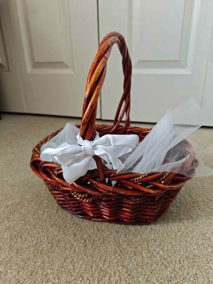 Dark Chestnut Woven Wicker Basket with Handle & Tulle Lining - photo 2