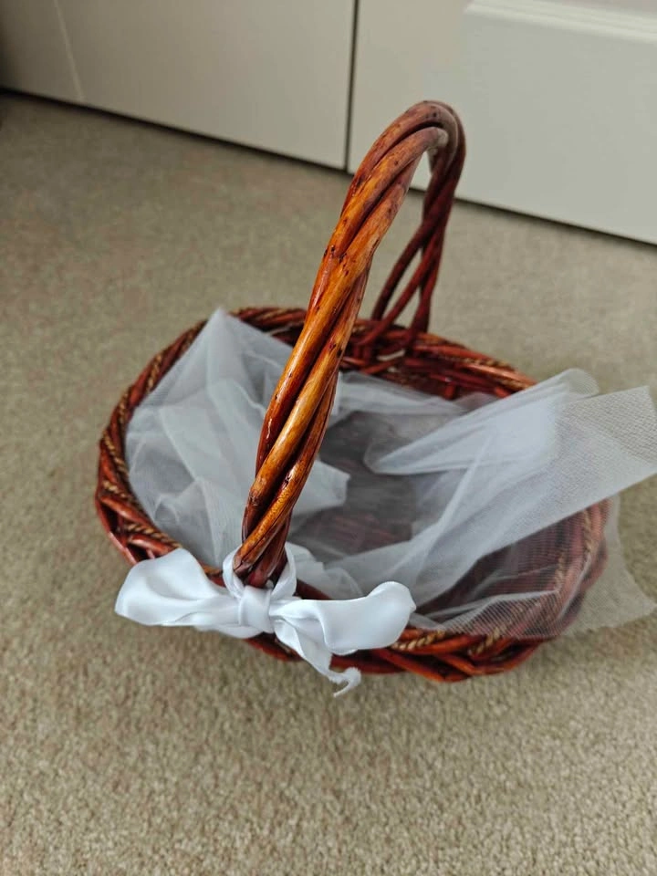 Dark Chestnut Woven Wicker Basket with Handle & Tulle Lining - photo 3