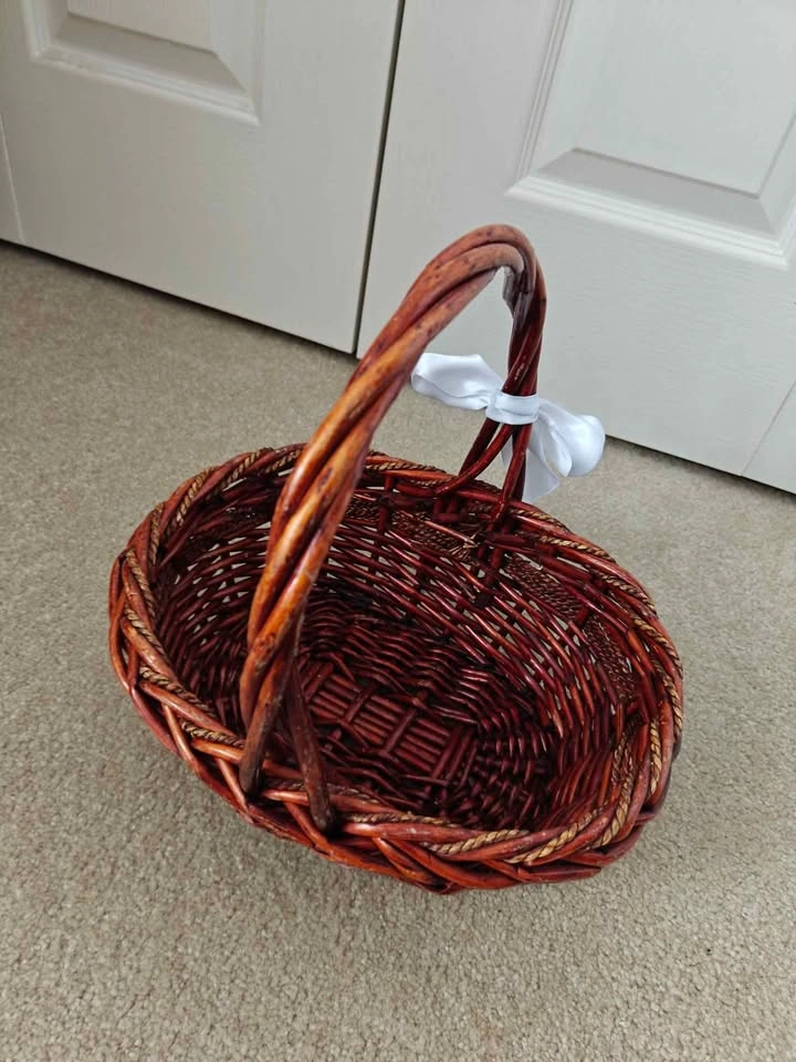 Dark Chestnut Woven Wicker Basket with Handle & Tulle Lining - photo 4