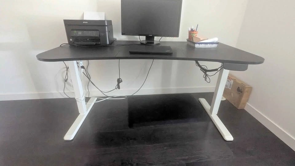 Standing desk motorized height adjustable