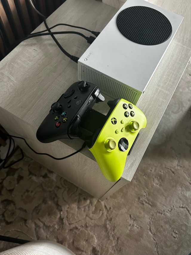 Xbox series S with 2 controllers and charging station - photo 2