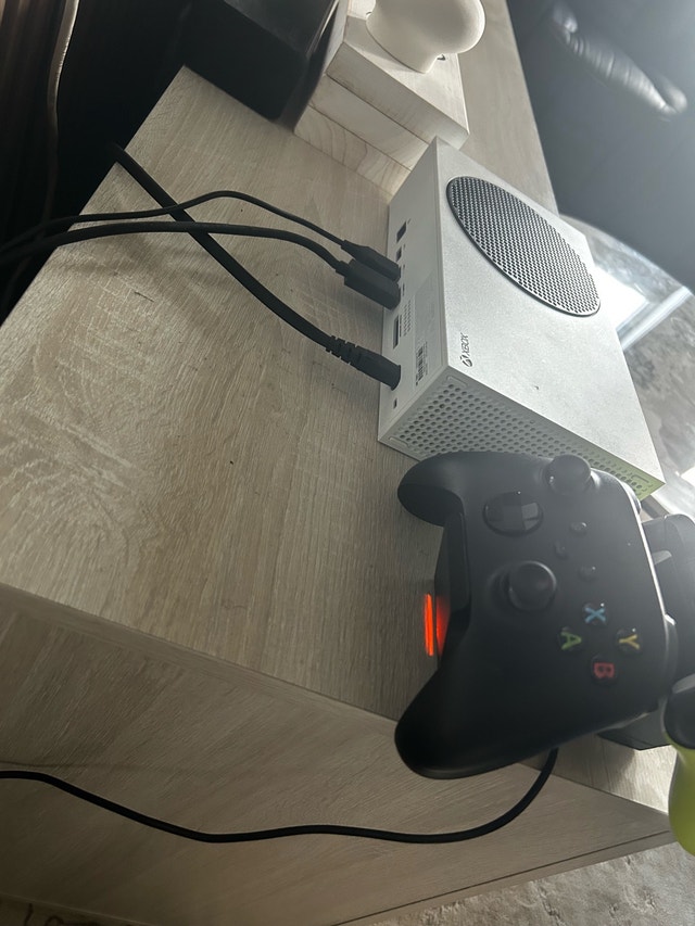 Xbox series S with 2 controllers and charging station - photo 3