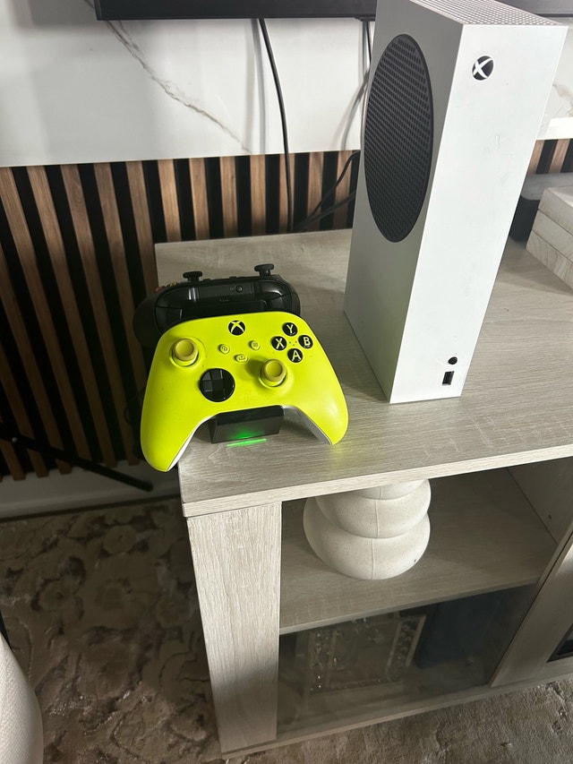 Xbox series S with 2 controllers and charging station - photo 4