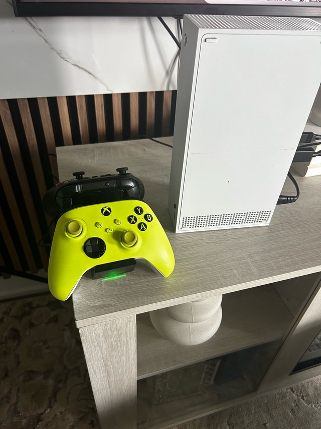 Xbox series S with 2 controllers and charging station - photo 5