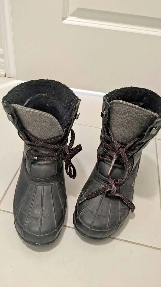 Snow boots Size 8