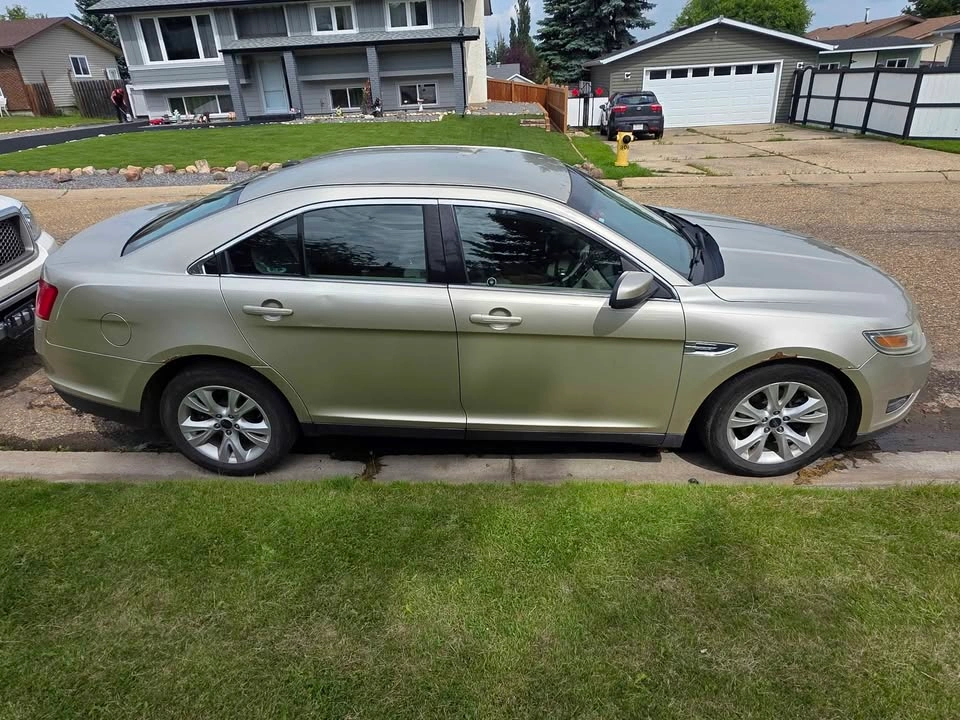 2010 Ford Taurus - photo 2