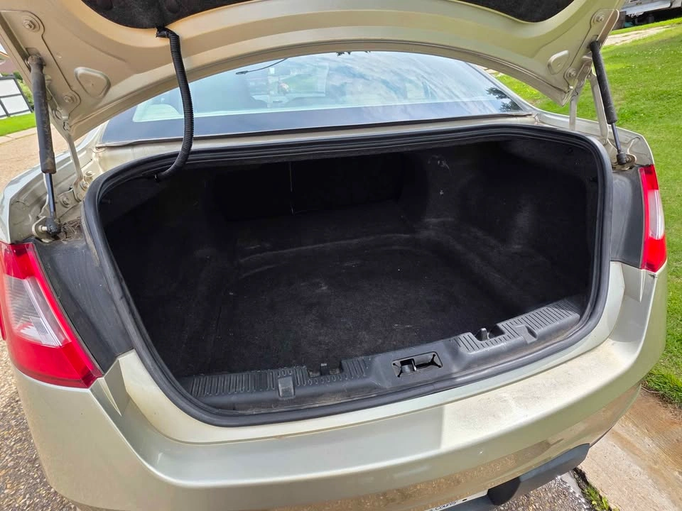 2010 Ford Taurus - photo 4
