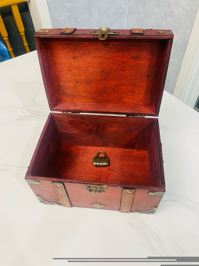 Vintage Wooden Storage Box! - photo 3