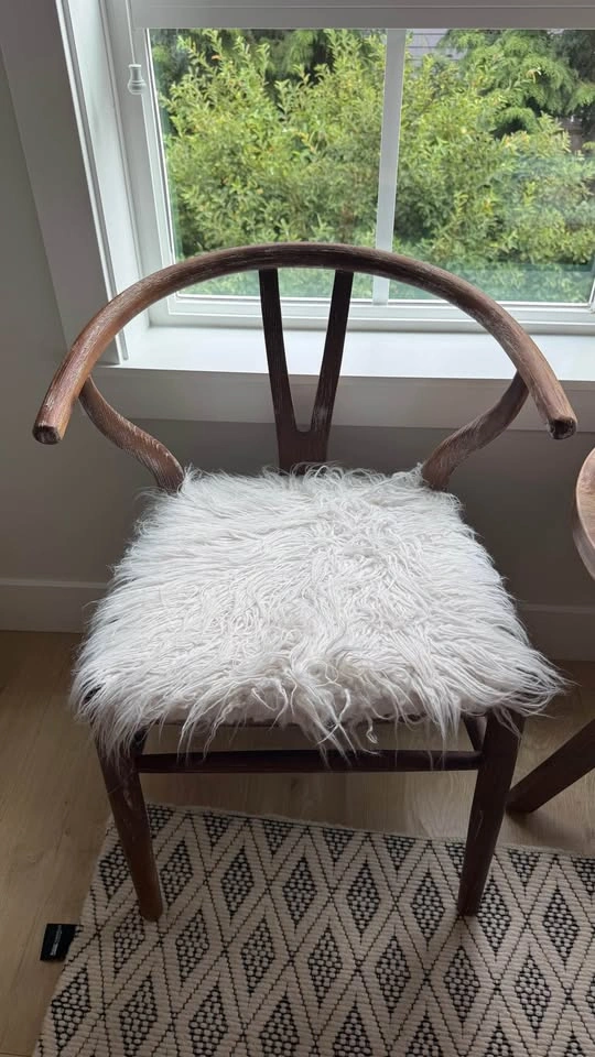 Pair of Wishbone Style Chairs and Round Wood Side Table - photo 2