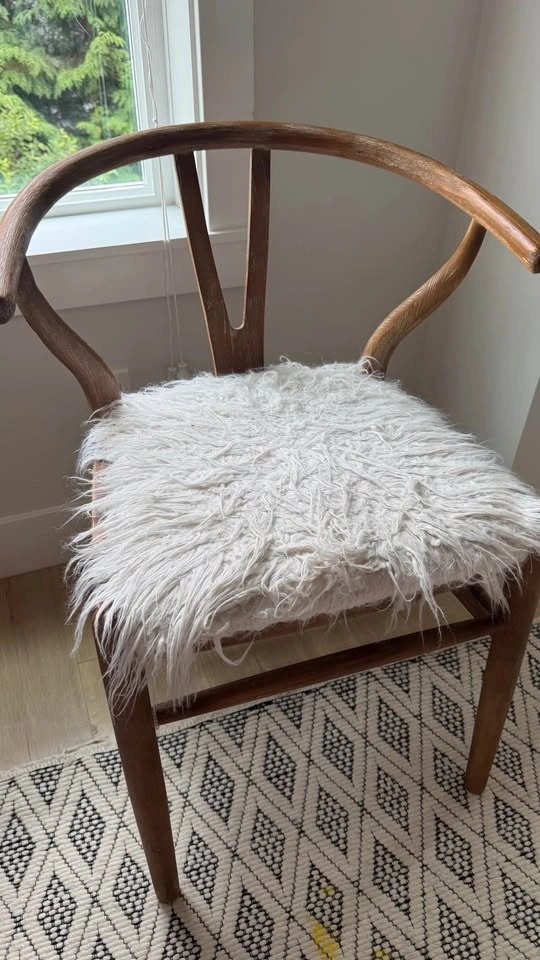 Pair of Wishbone Style Chairs and Round Wood Side Table - photo 4