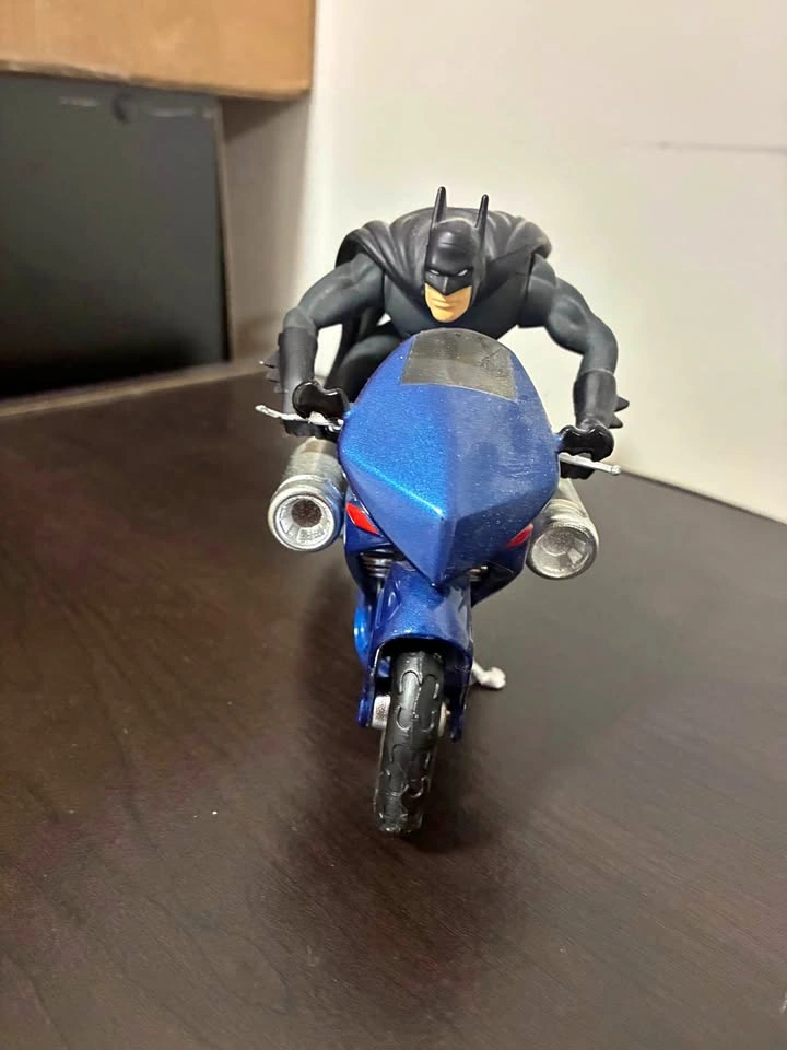 Corgi 2000 DC Comics Batcycle (Model No. 77404)