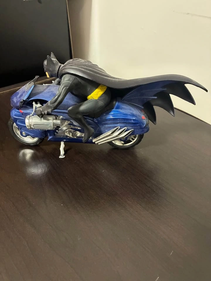 Corgi 2000 DC Comics Batcycle (Model No. 77404) - photo 2