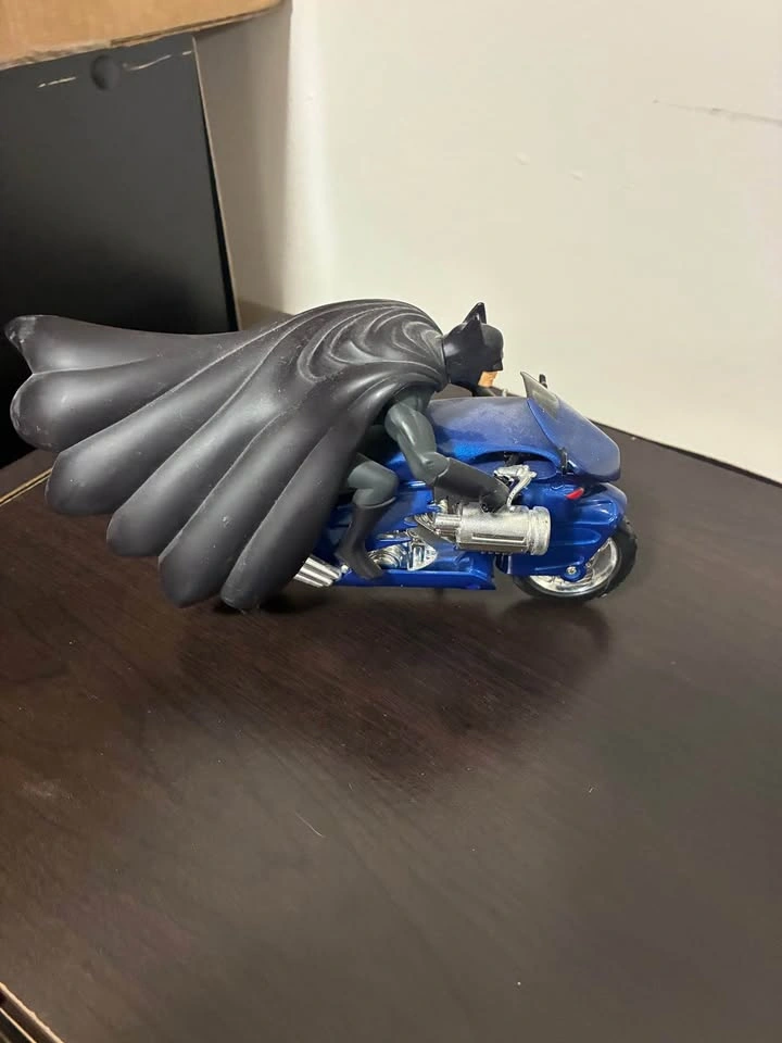 Corgi 2000 DC Comics Batcycle (Model No. 77404) - photo 3