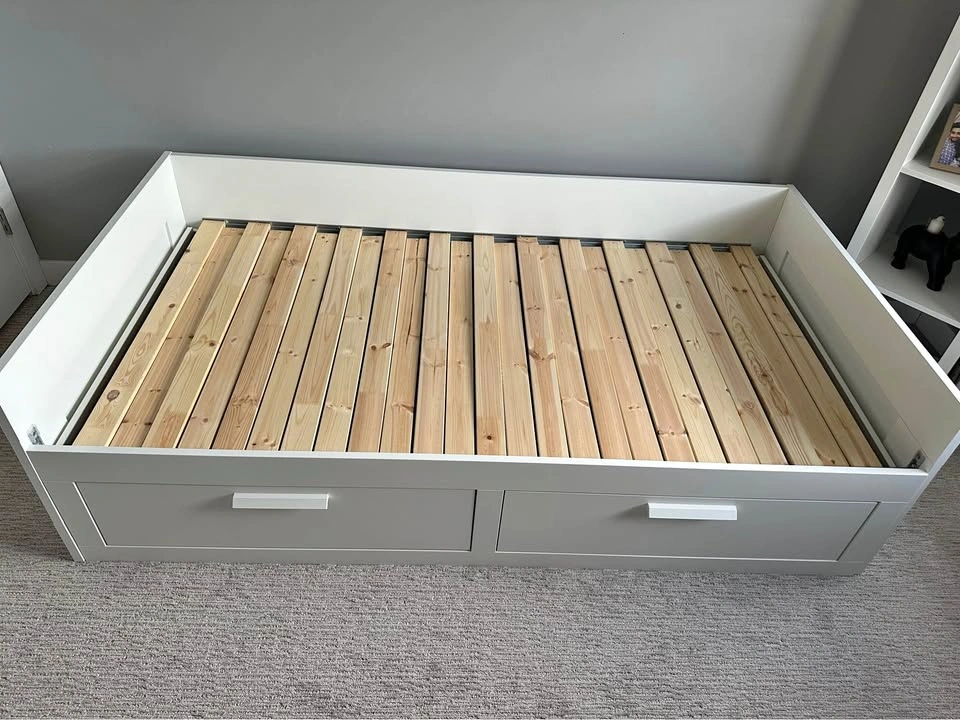 Day bed with two drawers