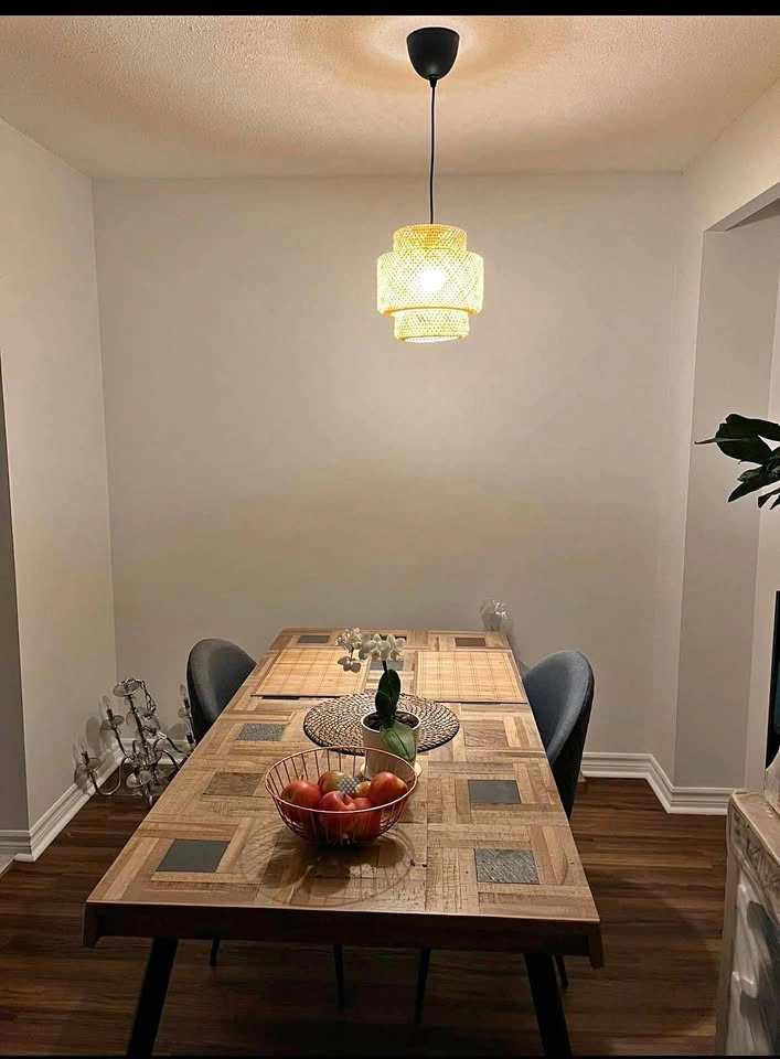 Structube Sarla dining table